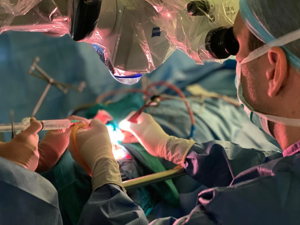 Cirugía de columna con microcirugía y microscopio