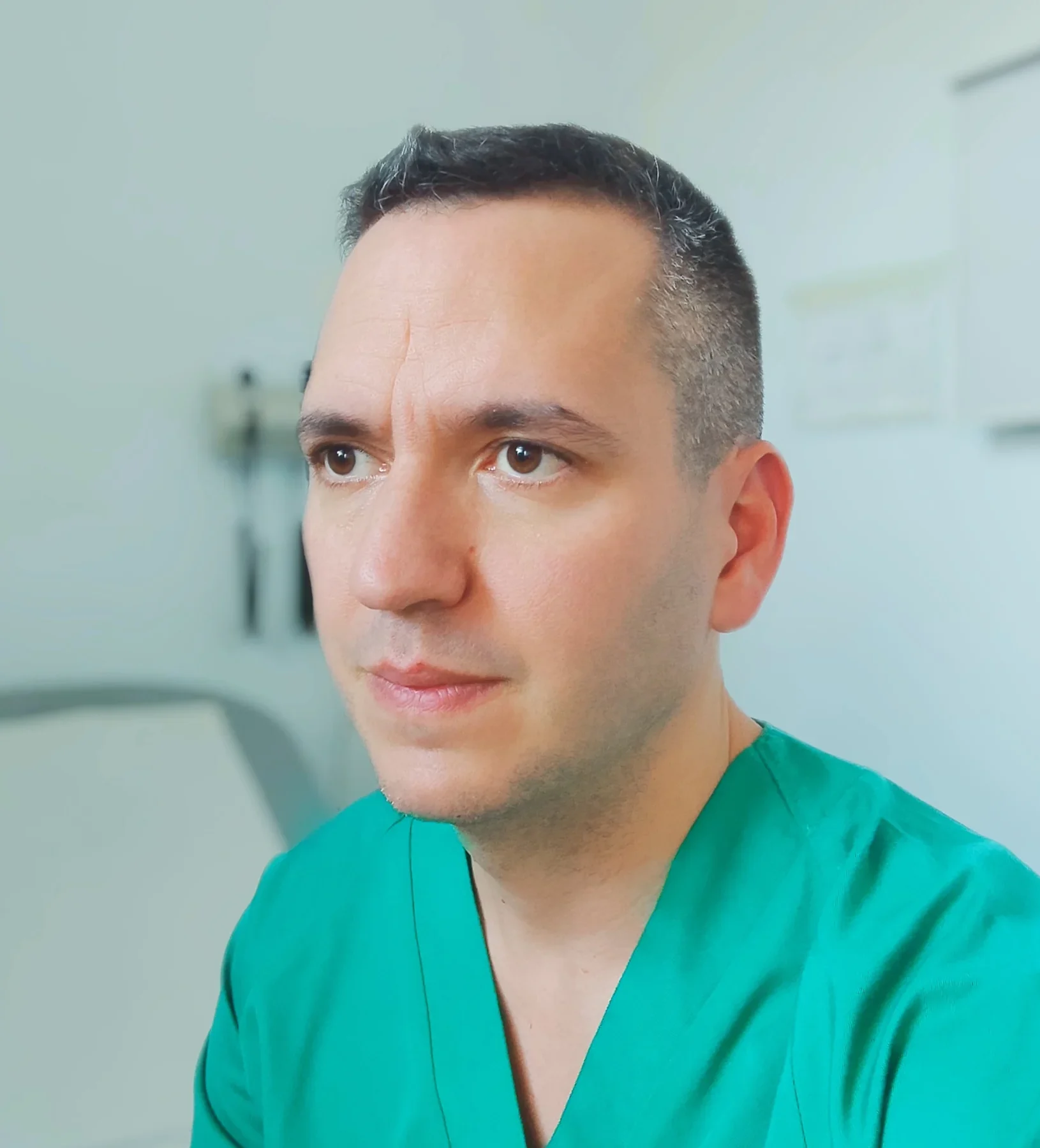 Dr Emilio González neurocirujano de columna